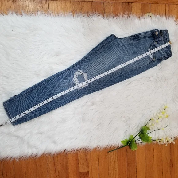 AMERICAN EAGLE Mom Jeans Comfort Stretch Waistband Light Blue Wash Size 00R. - Picture 12 of 17